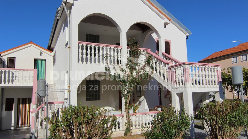 Kuća u mjestu Privlaka sa četiri stana, 200 m od mora