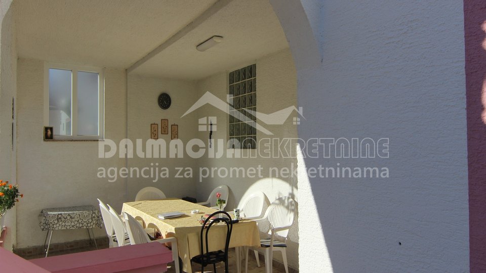 Kuća u mjestu Privlaka sa četiri stana, 200 m od mora