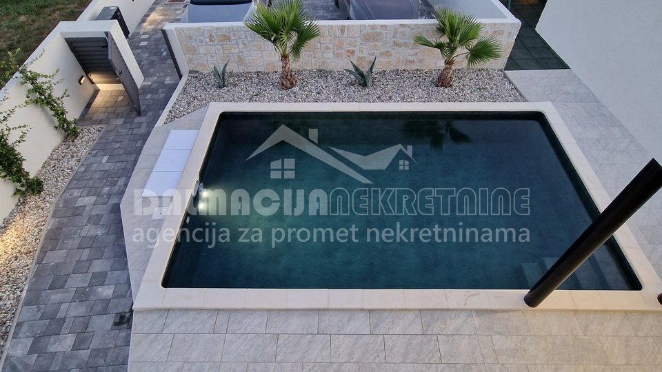 Zadar, Privlaka, kamena kuća s bazenom