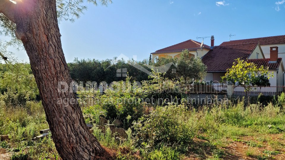 Biograd n/m, Pakoštane: Gradbeno zemljišče z gradbenim dovoljenjem*